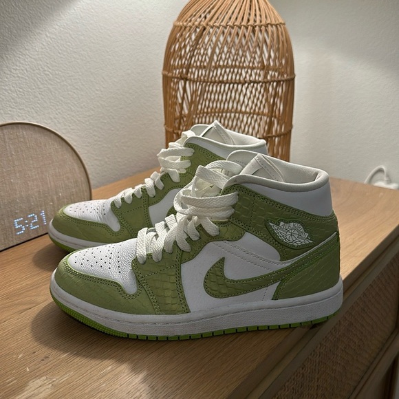 Jordan 1 Mid Green Python (Women's) - Picture 5 of 8